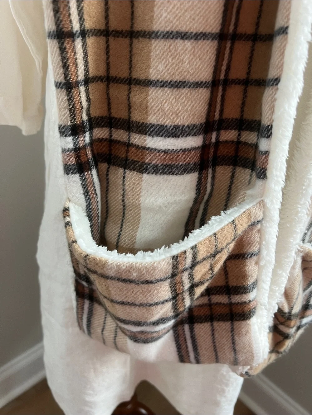 Fashion by Mirabeau | Plaid Sherpa-Lined Pocket Scarf Cream Brown Sz 63” x 7.5”